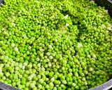 Une image de l'étape 2 de Petits pois aux œufs pochés – recette Portugaise.