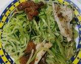 Foto del paso 4 de la receta: Lubina al vapor con tomate y spaghetti de calabacín