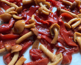 Foto del paso 1 de la receta: Hojaldre de pimientos asados al ajillo, setas y quesos, con top de pimentón dulce y chía
