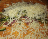 Foto del paso 5 de la receta: Rollo de pizza con codillo, calabacín, mozzarella y romesco