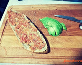 Foto del paso 2 de la receta: Tostada integral con queso, aguacate y salsa atascaburras