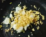 Hình bước làm 3 của món Bắp cải xào hải sản
