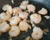 Foto del paso 2 de la receta: Pasta con espinacas, gambas y beicon
