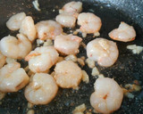 Foto del paso 2 de la receta: Pasta con espinacas, gambas y beicon