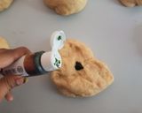 Foto del paso 9 de la receta: Pan de muerto arcoíris 🌈