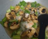 Foto langkah ke 3 dari resep Bihun jagung kuah jamur.