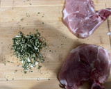 Foto del paso 3 de la receta: Chuletas de aguja con ajo y perejil