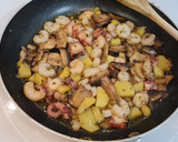 Foto del paso 5 de la receta: Salteado de pulpo, champiñones, patatas y gambas