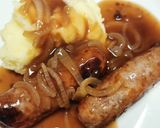 A picture of step 3 of Bangers, mash n onion gravy.