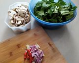 Foto langkah ke 1 dari resep Tumis caisim dan jamur kancing.