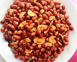 Hình bước làm 2 của món Đậu Phộng Rang Bơ Tỏi
