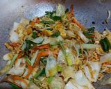 Foto langkah ke 6 dari resep Mie Goreng Sayur.