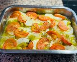 Foto del paso 2 de la receta: Lubina en tartera 🐟 🍅 🫑 🧅 🧄 🥔 🐟