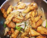 Hình bước làm 2 của món Cánh gà chiên nước mắm kèm salad sốt chanh dây
