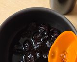 Foto del paso 1 de la receta: Torta Negra de Ciruelas 🥧🖤Torta ochentosa para decorar o dejar así 🎂 especial cumpleaños 🥳🎁