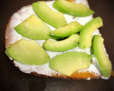 Foto del paso 2 de la receta: Tosta de aguacate con salmón y huevo frito