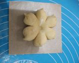 Foto langkah ke 4 dari resep Flower doughnut.