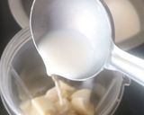 A picture of step 4 of Apple banana soya shake.