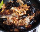 Foto langkah ke 5 dari resep Jjampong, Sup kuah seafood Korea. Pedes, gampang dan seger.