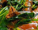 รูปขั้นตอนการทำที่ 2 ของ "ยอดคะน้าผัดปลากระป๋อง" 🐟🌿😋