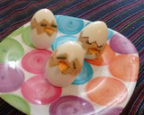 Foto del paso 9 de la receta: Huevos rellenos de atún (pollitos saliendo del cascarón)👍💕🐣🐣