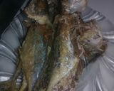 Foto langkah ke 2 dari resep Ikan kembung bumbu kuning.