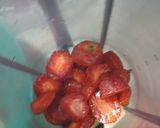 A picture of step 1 of Strawberry ice cream shake.