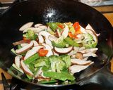 Foto del paso 4 de la receta: CAMARONES SALTEADOS CON HONGOS SHIITAKE, VAINAS DE ARVEJAS VERDES Y SALSA DE OSTRA. JON STYLE