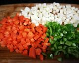 Foto del paso 3 de la receta: Guiso de habas con pollo y alcachofas al las hierbas aromáticas