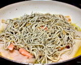 Foto del paso 6 de la receta: Merluza con gulas y langostinos
