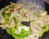 Foto del paso 3 de la receta: Fajitas de filetes de pescado con pimientos y cebolla blanca