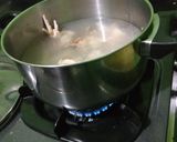 Foto langkah ke 2 dari resep Sop ayam daun jeruk.