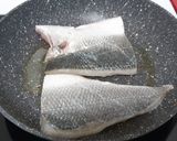 Foto del paso 3 de la receta: Dorada al limón con portobellos al ajillo