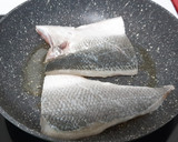 Foto del paso 3 de la receta: Dorada al limón con portobellos al ajillo