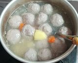 Foto langkah ke 2 dari resep Sup Bola Bola Daging.
