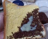 Foto langkah ke 2 dari resep Roti Bakar Simpel Isi Coklat.