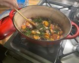 Une image de l'étape 6 de Rôti de cerf mariné au vin, légumes et herbes.