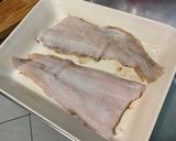 Une image de l'étape 7 de Filets de lieu, crème de poivron, abricot et ail noir.