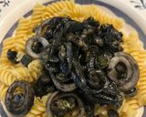 Foto del paso 7 de la receta: Fussili con habitas y calamares en su tinta