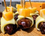 Foto del paso 1 de la receta: DÁTILES, Queso🧀 Munster y Mozzarella...!
