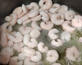 Foto del paso 1 de la receta: Espaguetis cremosos con gambitas!