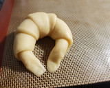 Foto del paso 4 de la receta: Medialunas de manteca con kéfir (masa en panetera)
