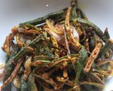 A picture of step 5 of Indian style okra (Vegan).