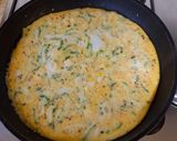 Foto del paso 3 de la receta: Tortilla de huevo con calabacita y queso