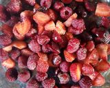 Foto del paso 2 de la receta: Cuadraditos🍓 con🍒 frutos rojos🍇