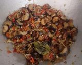 Foto langkah ke 7 dari resep Tumis Terong Teri Terasi Pedas.