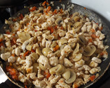 Foto del paso 4 de la receta: Arroz con pollo y champiñón🍗🍄