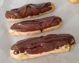 Foto del paso 7 de la receta Eclairs sin Gluten Rellenas de Crema Pastelera y Coulis de Fresas con Cobertura de Chocolate