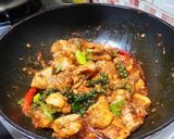 รูปขั้นตอนการทำที่ 2 ของ สะโพกไก่ผัดพริกแกงใบโหระพา