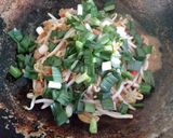 Foto langkah ke 4 dari resep Taoge Oseng Ikan Asin.